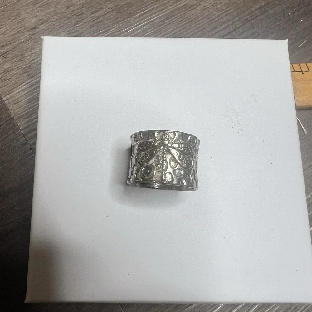 Silver Toned Ring Sz 7.75‎ Hammered 14.9mm Wide w Dragonfly & Glass Stone